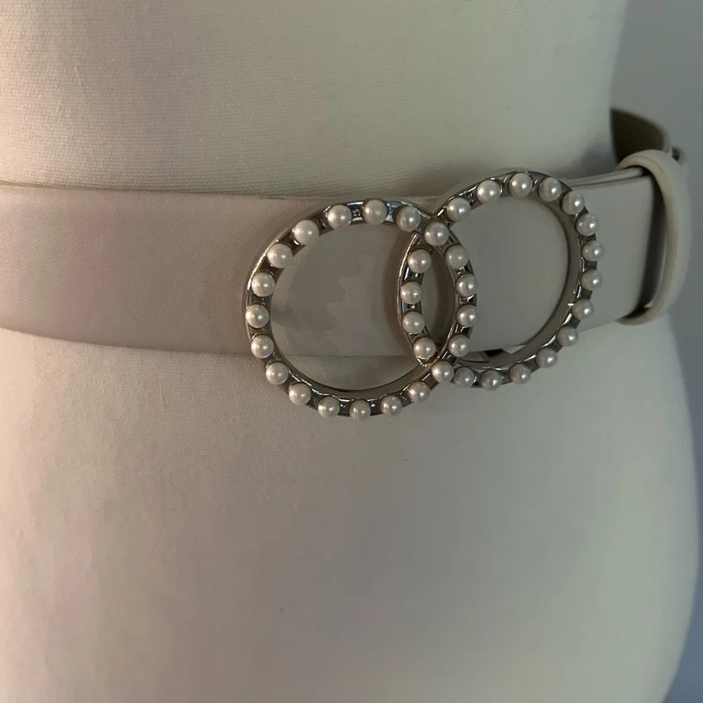 Elegant Pearl-Embellished Ivory Belt